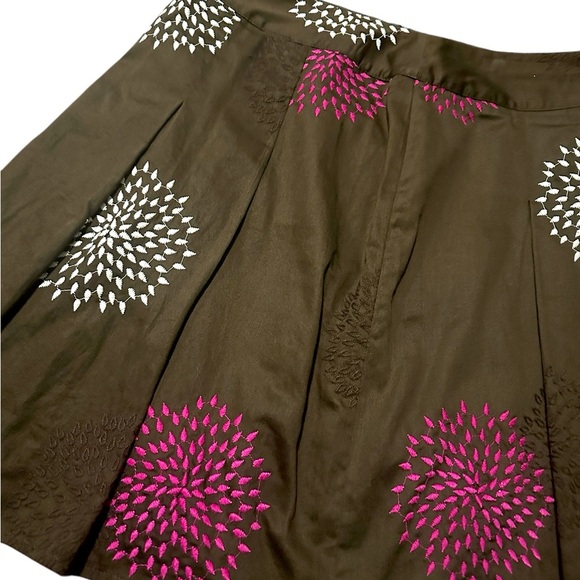 Ann Taylor Petites pleated skirt with embroidered white/pink flowers, sz 12p - Picture 4 of 8